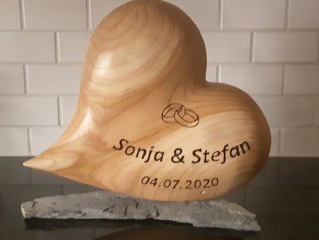 Herz aus Kirschenholz auf Stein, Beschriftung nach Wunsch.