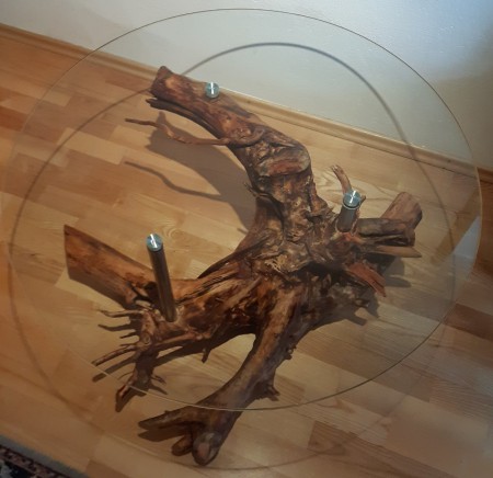 Wohnzimmertisch mit Glasplatte 90cm auf Gasteiner Zirbenwurzel mit Edelstahlhalterungen.